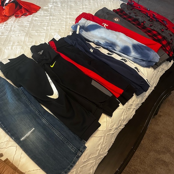 Lot Bundle size 4 / 4T winter sweatpants. Total 11 pants.
Nike Polo Levis Bama - Picture 1 of 9